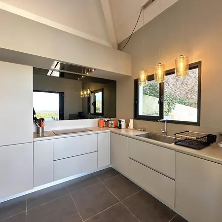 Villa La Vigie, Pour 8 Personnes Avec Piscine Chauffee Et Vue A La Londe-les-Maures